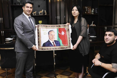 Naftalanın icra başçısı Sumqayıtlı şəhid anası və qazi ilə görüşüb