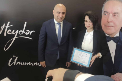 Nazir "Ən yaxşı təqdimat" hazırlamış şagirdi təltif edib