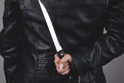 Yaşıldərədə qısqanc qadın sevgilisini bıçaqlayıb