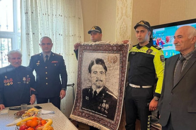 Sumqayıtın polis rəisi 90 yaşlı həmkarını yubiley münasibətilə təbrik edib