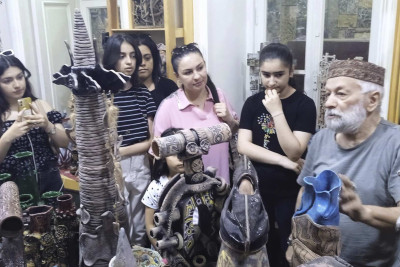 Gənc rəssamlar heykəltaraş Mir Teymur Məmmədovun emalatxanasını ziyarət ediblər