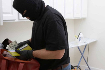 Novxanı: bağ evindən 10 min manatlıq oğurluq olub