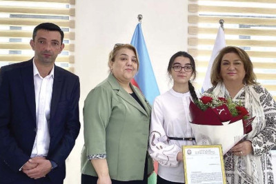 Deputat Hicran Hüseynova beynəlxalq məktəbə daxil olan şagirdi təbrik edib
