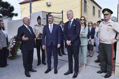 Macarıstanın müdafiə naziri Alman əsirləri qəbiristanlığını ziyarət edib