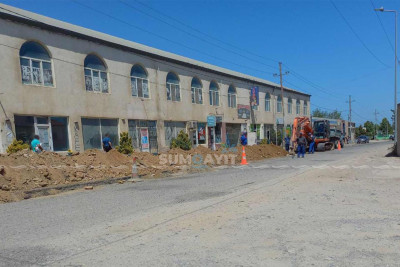 Saray qəsəbəsi: küçə boyu yeni su boruları quraşdırılır