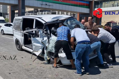 Bakı-Sumqayıt yolunda mikroavtobus qəzaya uğrayıb: xəsarət alanlar var