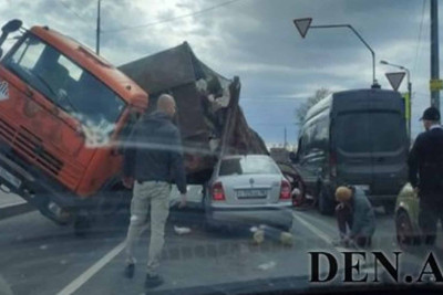 Zibil maşını aşıb: fəhlə yerindəcə keçinib