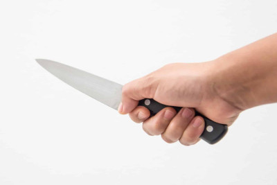 Oğlanla dənizə gedən qadın əri tərəfindən bıçaqlanıb