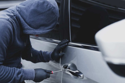 Sumqayıt sakini maşından 6 min manata yaxın pul oğurlamaqda şübhəli bilinir