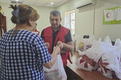 Adının hallanmağını istəməyən xeyriyyəçi ehtiyaclı ailələrə sovqat paylayıb