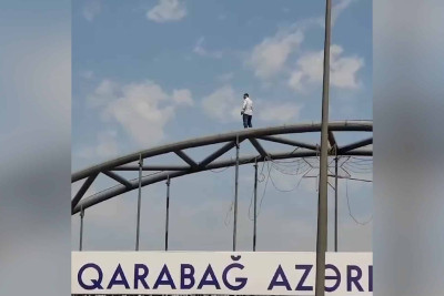 Gənc oğlan özünü körpüdən atmaq istəyib