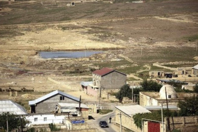 Novxanıda çirkab sular evlərin altına dolur