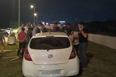Avtomobil mağazaya, sonra isə ağaclara çarpılıb