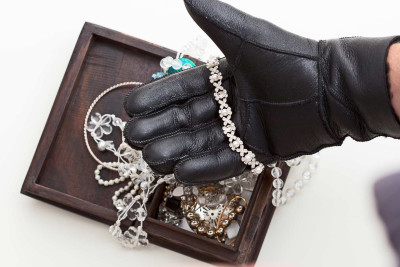 Qızıl mağazasından boyunbağı oğurlanıb