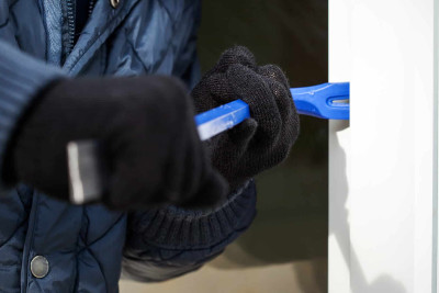 Mağazadan 800 manat pul oğurlanıb