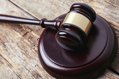 3 uşaq atasını qətlə yetirməkdə təqsirli bilinən şəxsin məhkəməsi başlayıb