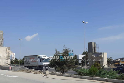 Bakı-Sumqayıt yolunda piyada keçidinin inşası davam edir
