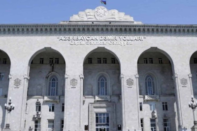 Avtomobil hərəkətdə olan qatara çarpılıb
