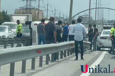 Bakı-Sumqayıt yolunda maşın aşıb