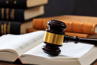 Azyaşlı uşaqların gözü qarşısında gəlinini və nəvəsini baltalayan şəxsin məhkəməsi başlayır