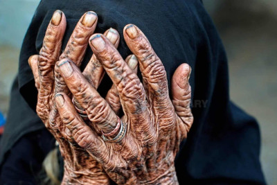 14-cü məhəllədə avtomobil 90 yaşlı qadını vurub