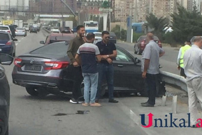 Sumqayıt yolunda avtomobil dəmir arakəsməyə çarpılıb