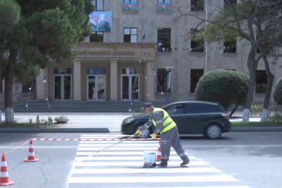 Sumqayıtda məktəblərin qarşısında “zebra”lar yenilənir