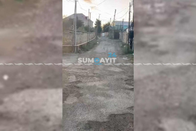 Şəhid ailəsinin qaldığı küçənin yolu çala-çuxurludur