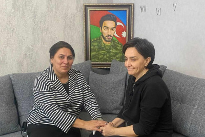Məktəb rəhbərliyi şəhid məzunun evində olub