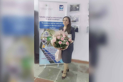 Elm və təhsil naziri 21 nömrəli məktəbin müəllimini mükafatlandırıb