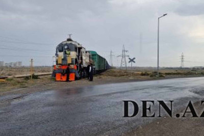 Yük qatarı avtomobili vurub: sürücü son anda xilas olub
