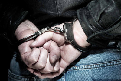 Polis oyuncaq mağazasını qarət etməkdə şübhəli bilinən şəxsi tapıb