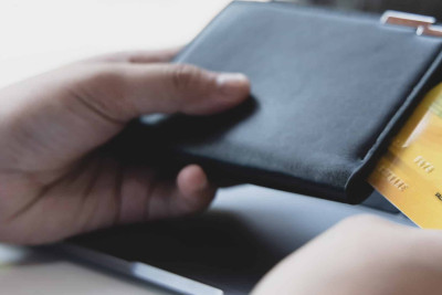 Xırdalan sakininin kartından 500 manat oğurlanıb