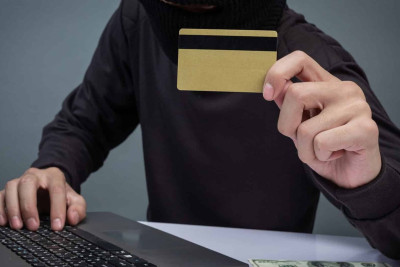 Bakı sakininin kartından 2 min manat oğurlanıb