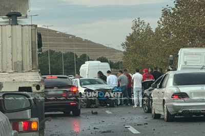 Bakı-Sumqayıt yolu: minik maşını qəzaya uğrayıb