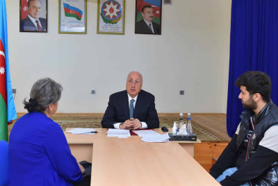 Şəhər rəhbəri sakinləri səyyar qəbul edib