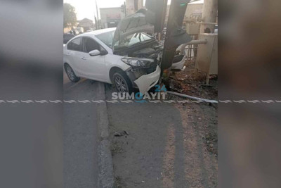 Çerkassı küçəsində “Mercedes” qəza törədib
