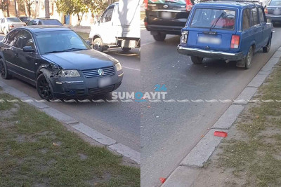 “Volkswagen” parklanmış avtomobilə çarpılıb
