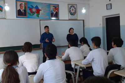 Polis kapitanı şagirdlərə uşaq hüquqlarının müdafiəsi haqda danışıb