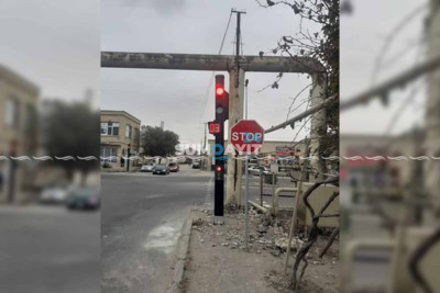 İki küçənin kəsişməsində hərəkət nizamlayıcısı quraşdırılıb