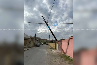 16-cı mikrorayonda elektrik dirəyi qəzalı vəziyyətdədir