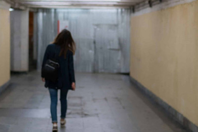 14 yaşlı qız itkin düşüb