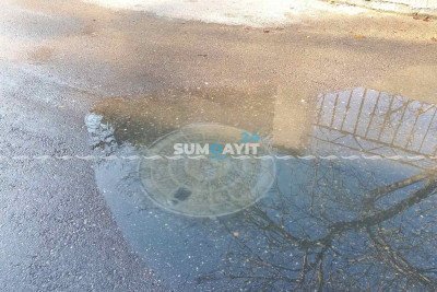 Sumqayıtda məhəllə boyunca çirkab axır