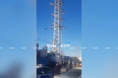 Polis işıq dirəyinə çıxmış qaziyə qarşı zəruri tədbir görüb