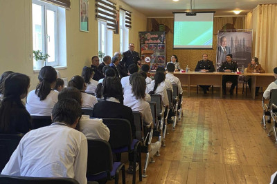 Polis işçiləri məktəbliləri bir sıra mövzularda maarifləndiriblər