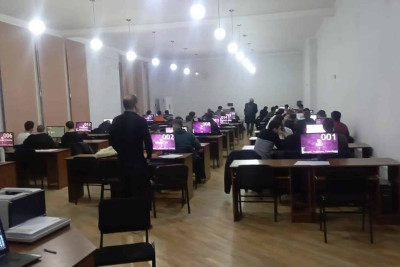 “SUMbuilders”in üzvləri proqramlaşdırma müsabiqəsinin yarımfinalında