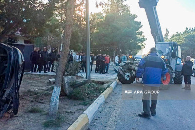 Qəzadan yayınmaq istəyən sürücü maşını aşırıb