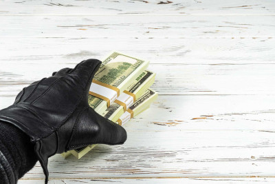 Saray sakininin pulu oğurlanıb