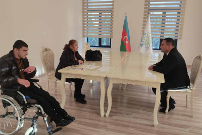 Millət vəkili seçiciləri dinləyib