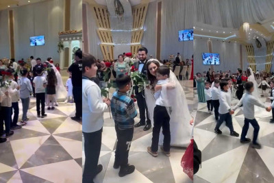 Balaca şagirdlərinin addımı toyda müəllimi emosiyalara qərq edib